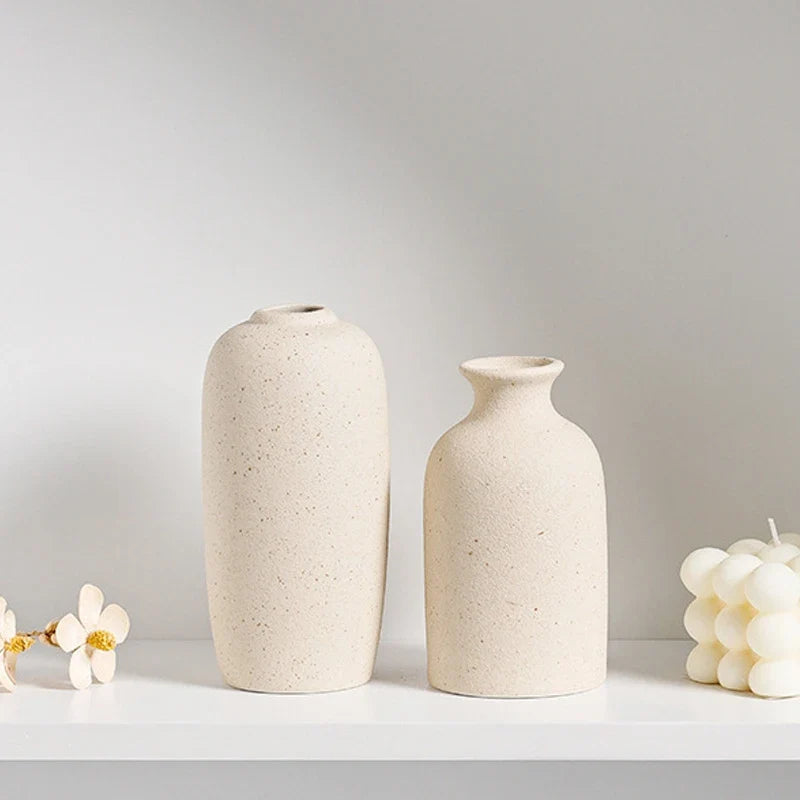 Vase en céramique blanc de style nordique avec fleurs séchées