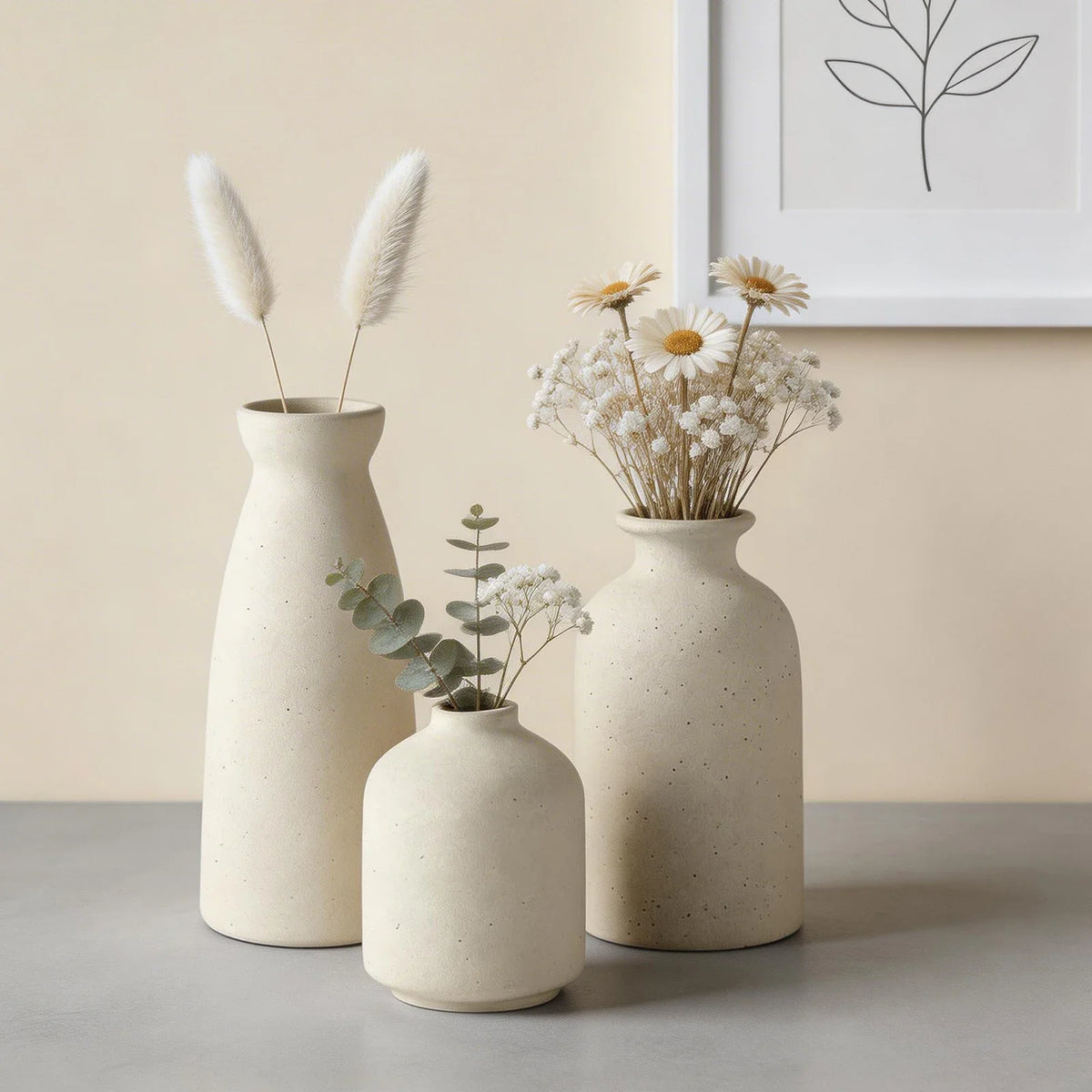 Trio de petits vases en grès beige avec fleurs séchées