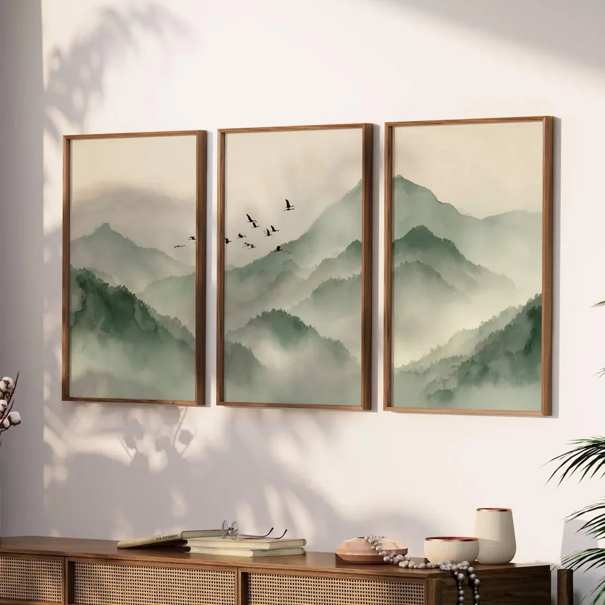 Triptyque mural japandi vert sauge dans un salon