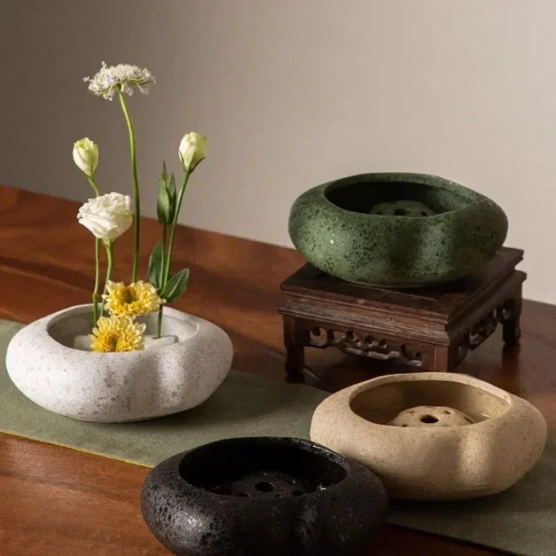 Coupelles en céramique façon galet avec composition florale, esprit ikebana