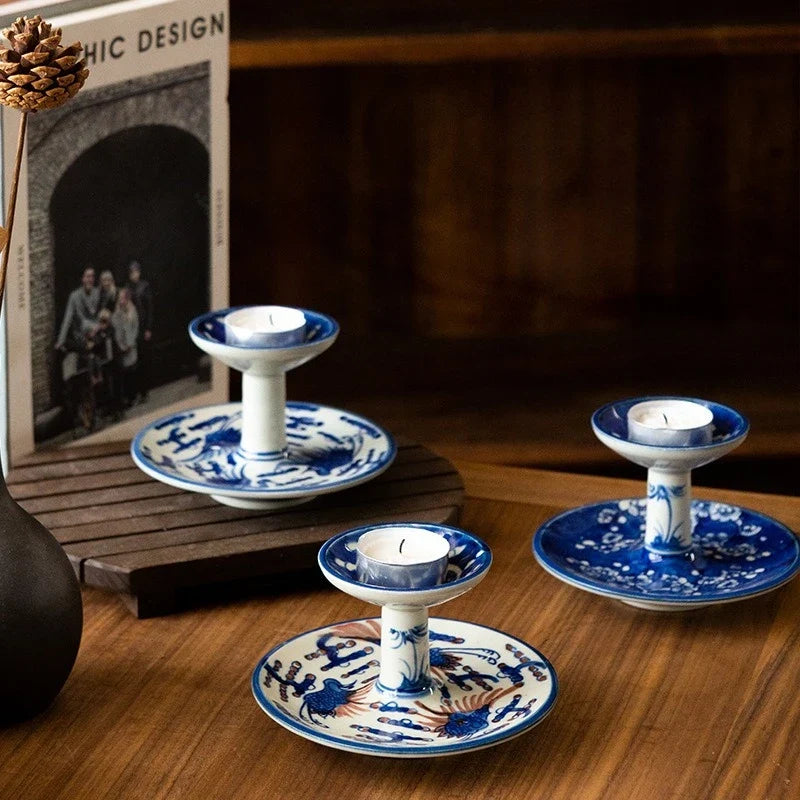 Bougeoirs en céramique bleu et blanc avec bougies chauffe-plat allumées