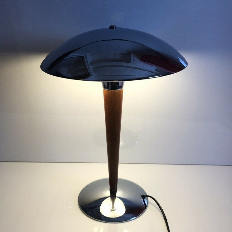 Lampe à poser ancienne en bois Nesty - Gros plan sur l'abat-jour chromé allumé
