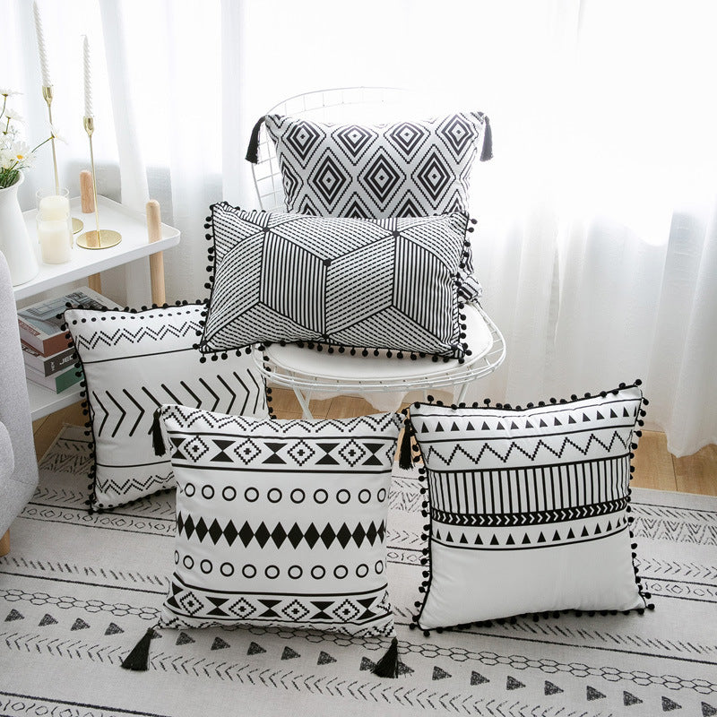Housse de coussin en polyester satiné Nesty - Cinq motifs géométriques noir et blanc à pompons et pompons à glands