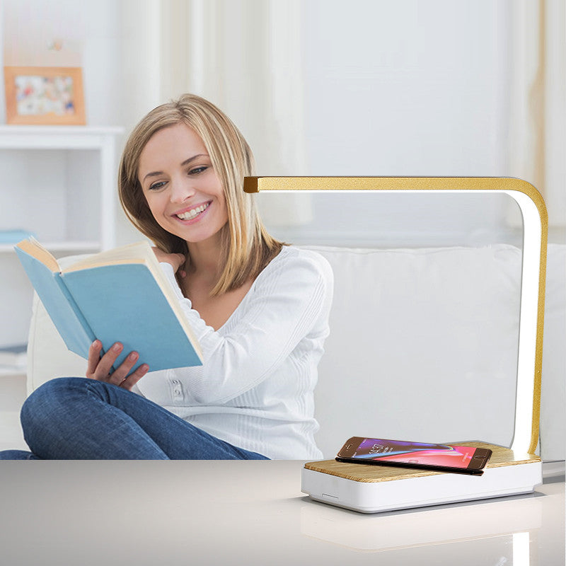 Lampe de chevet en métal Nesty - Utilisée sur une table basse, smartphone en charge sans fil