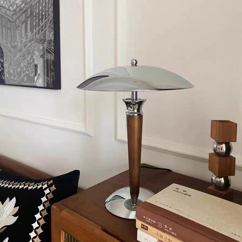 Lampe à poser ancienne en bois Nesty - Finition chromée, posée sur un meuble en bois près d'un cadre