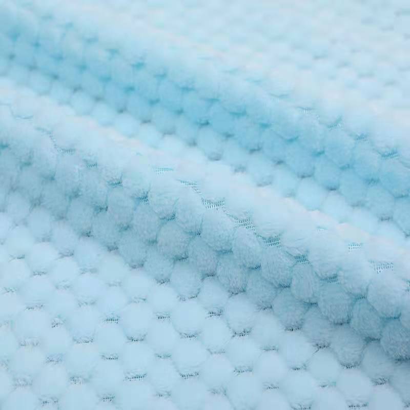 Plaid en polaire corail Nesty - Détail du tissage nid d'abeille, coloris bleu ciel