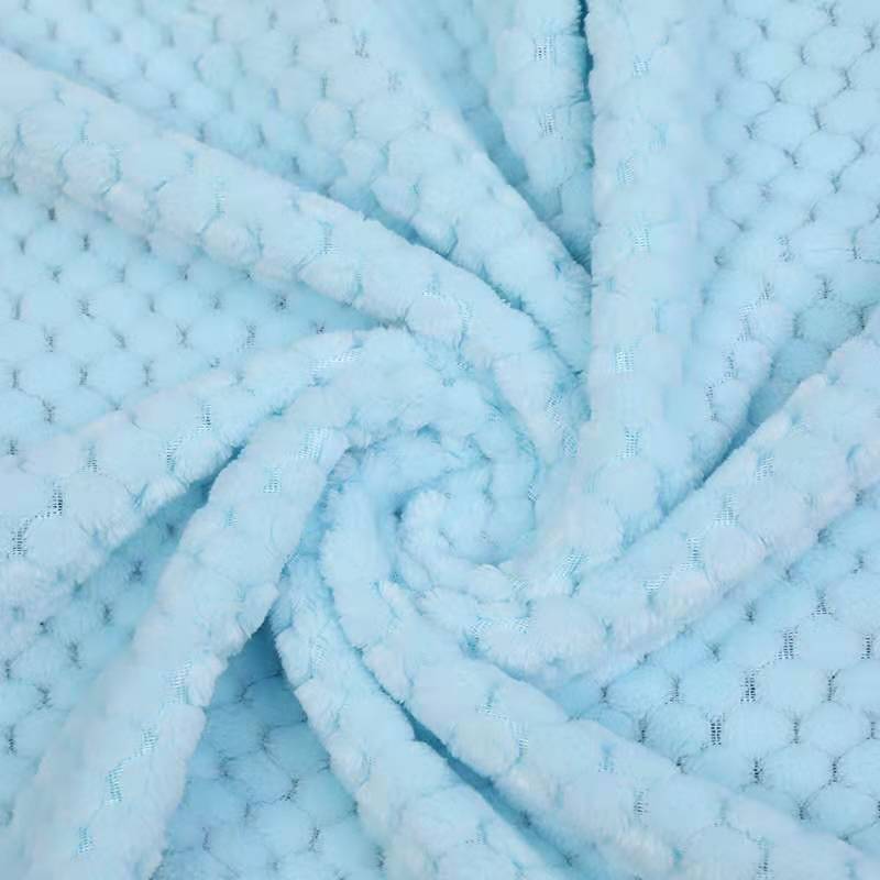 Plaid en polaire corail Nesty - Gros plan sur la texture gaufrée, coloris bleu ciel