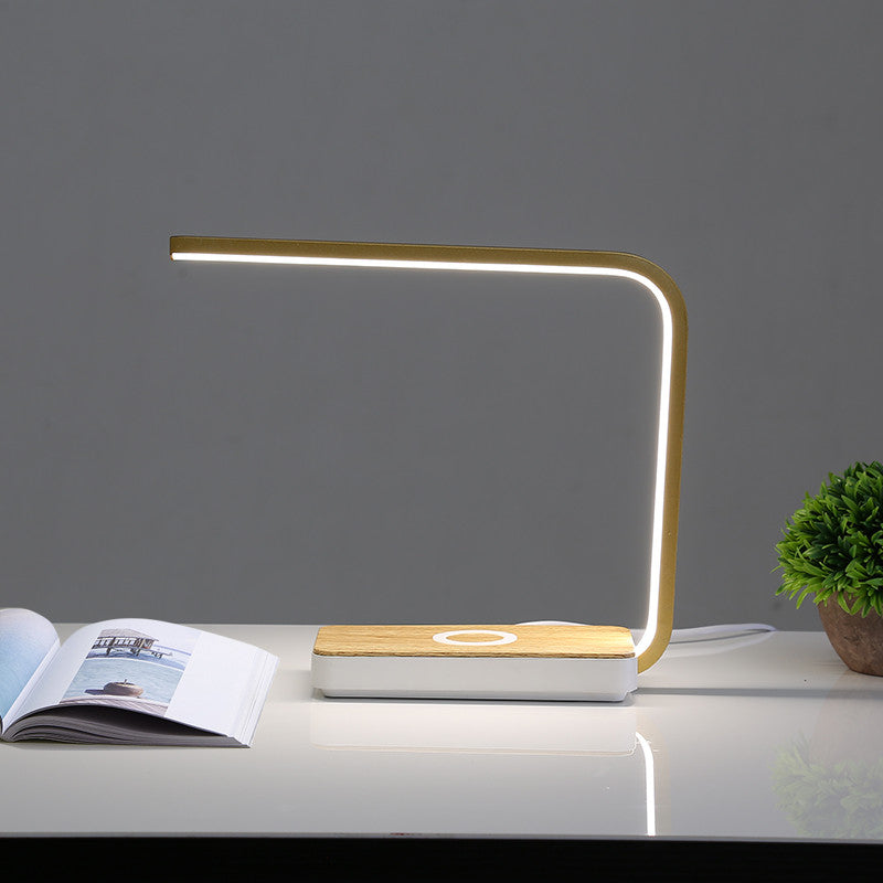 Lampe de chevet en métal Nesty - Vue de profil, allumée sur fond gris