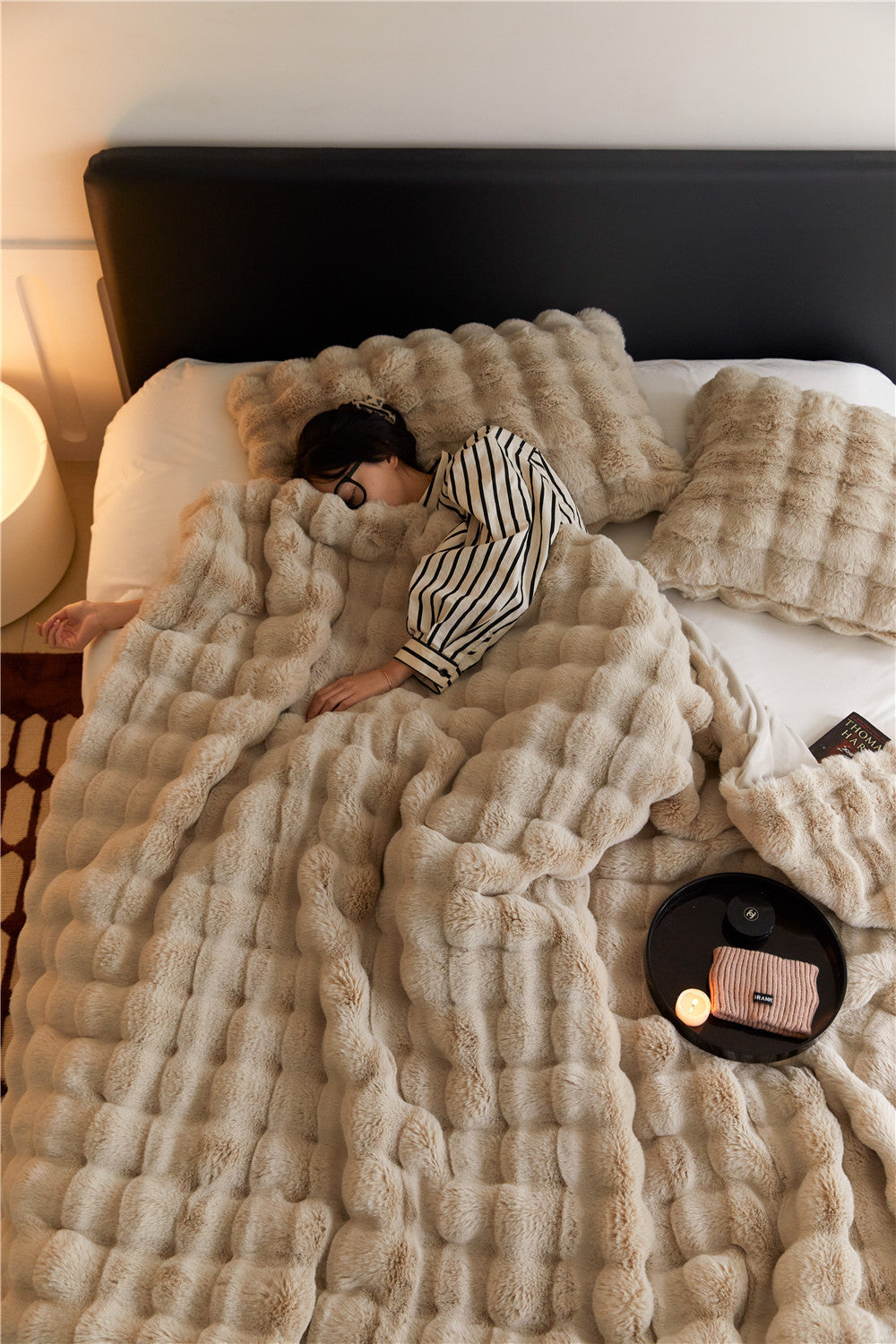 Plaid en velours rabbit Nesty - Coloris beige, lit à tête de lit noire avec tapis rouge au sol