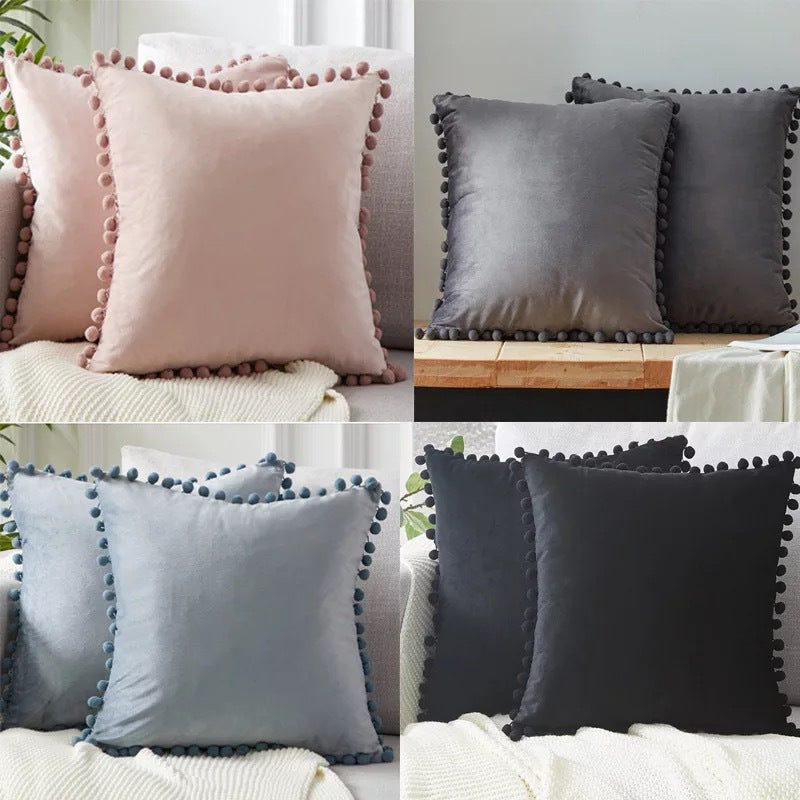 Housse de coussin en velours à pompons Nesty - Quatre coloris : rose poudré, gris, gris bleu et noir