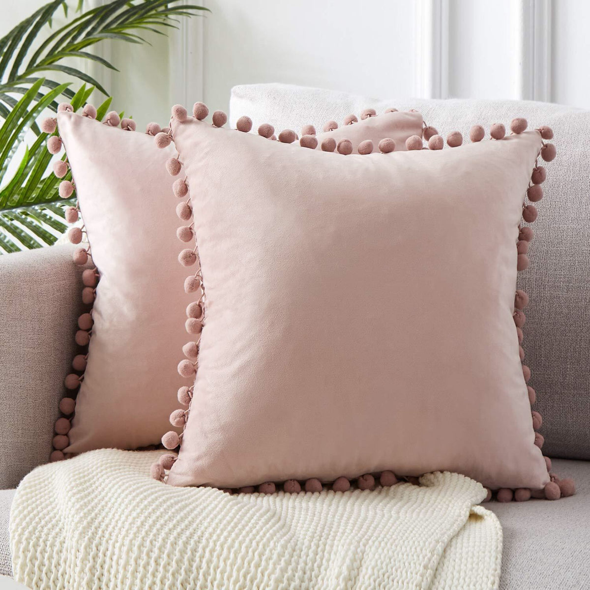 Housse de coussin en velours doux Nesty - Bordure pompons - Déco cocon (vue 7)