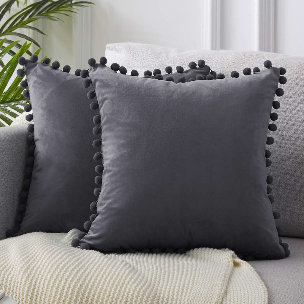 Housse de coussin en velours doux Nesty - Bordure pompons - Déco cocon (vue 12)