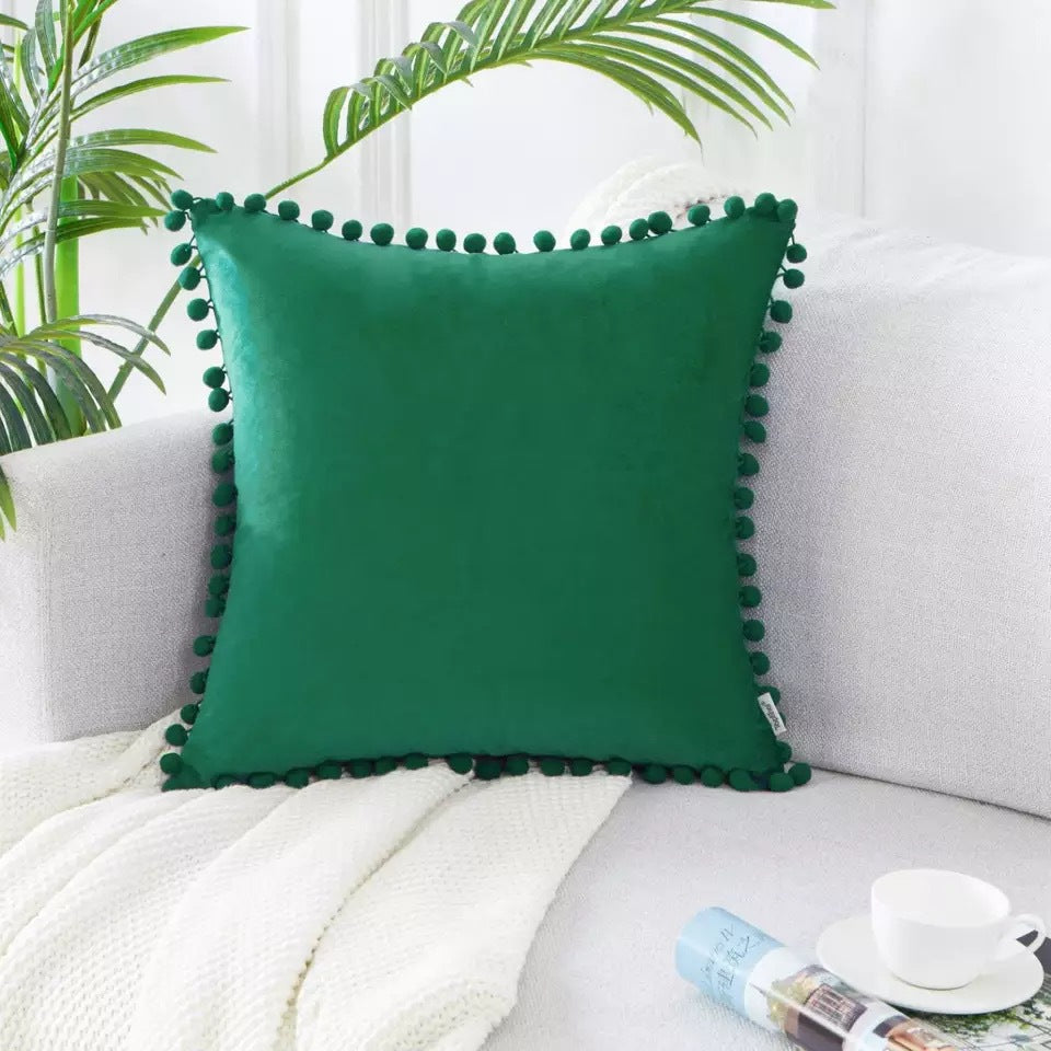 Housse de coussin en velours doux Nesty - Bordure pompons - Déco cocon (vue 13)
