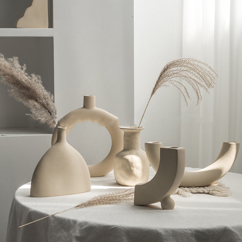 Vase en céramique mate Nesty - Les quatre formes nordiques réunies sur une table avec herbe de la pampa