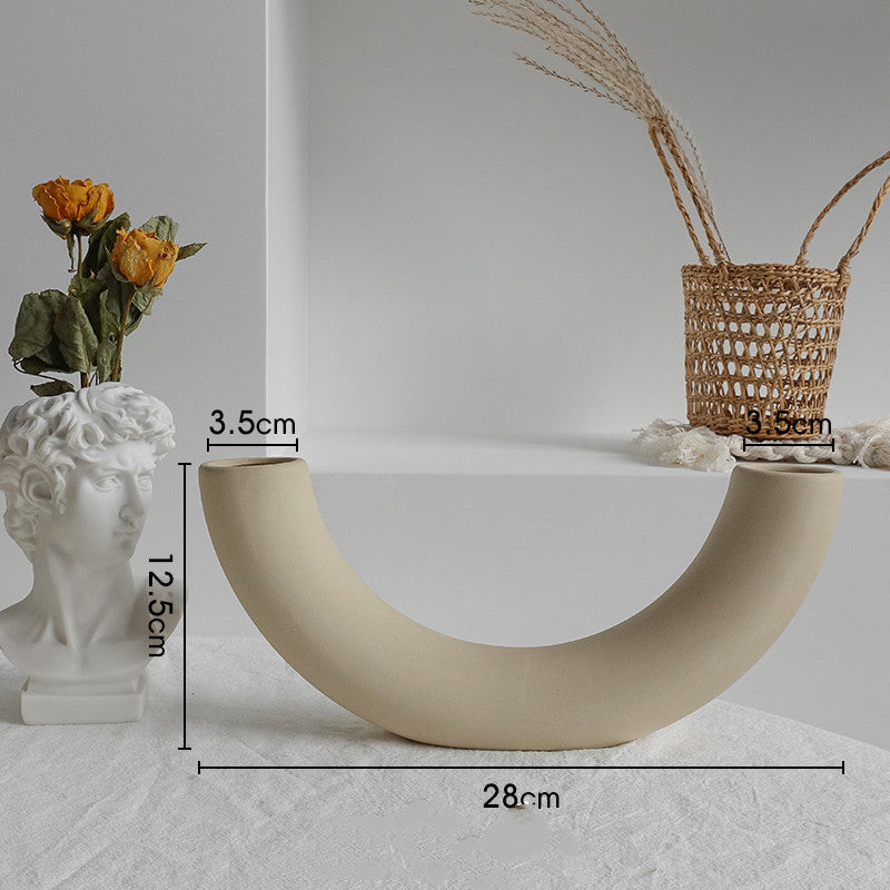 Vase en céramique mate Nesty - Modèle arche sur pieds, dimensions 28 cm de large et 12,5 cm de haut