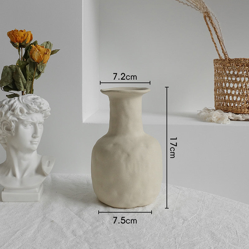 Vase en céramique mate Nesty - Modèle carafe au col évasé, dimensions 17 cm de haut et 7,5 cm de base