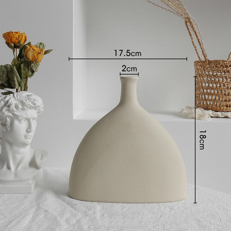 Vase en céramique mate Nesty - Modèle dôme à col fin, dimensions 18 cm de haut et 17,5 cm de large