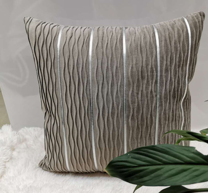 Housse de coussin en velours rayé Nesty - Coussin gris taupe à rayures argentées sur un plaid en fausse fourrure