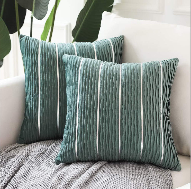 Housse de coussin en velours rayé Nesty - Deux coussins vert sauge à rayures écrues sur un fauteuil clair
