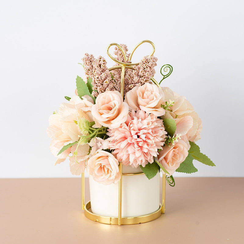 Détail des fleurs séchées artificielles et du pot en céramique à finition dorée