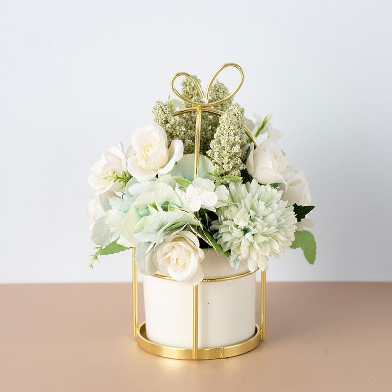 Bouquet de fleurs séchées Nesty dans un pot en céramique blanche cerclée de doré