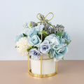 Bouquet de fleurs artificielles aux tons pastel naturels sur étagère cosy