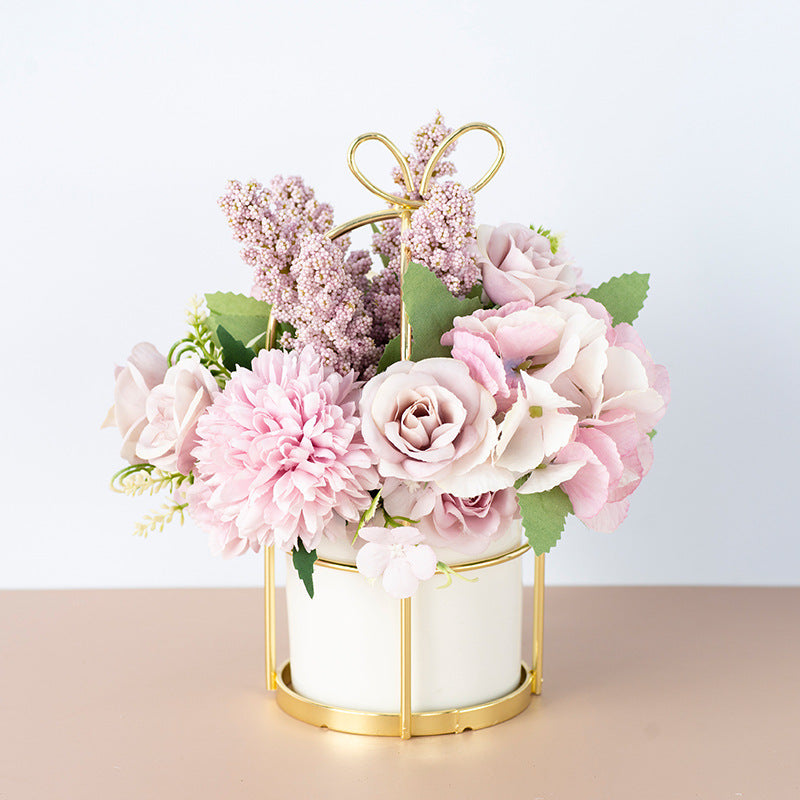 Bouquet décoratif Nesty posé sur table d'appoint pour ambiance chaleureuse
