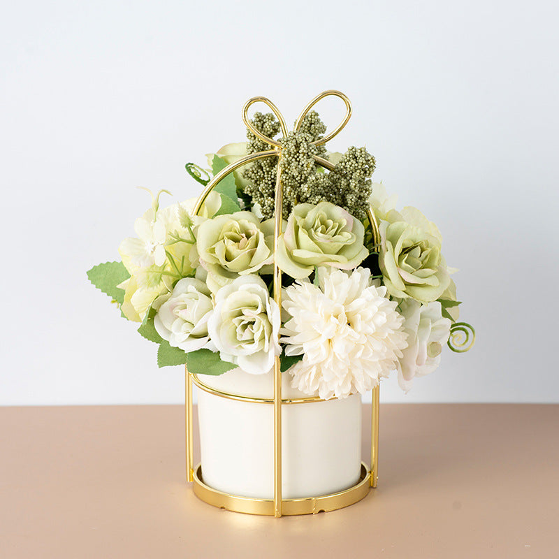 Composition florale durable en céramique blanc cassé et liseret doré