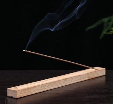 Porte-encens en bambou Nesty - Vue rapprochée de la fumée en volutes au-dessus du support