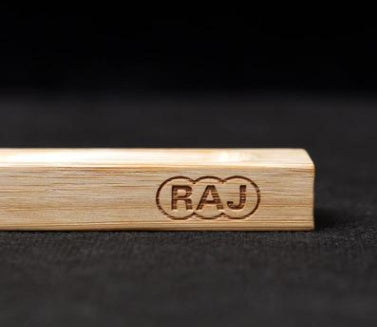 Porte-encens en bambou Nesty - Détail du grain du bois avec logo gravé