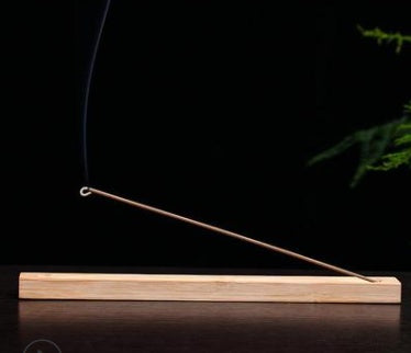 Porte-encens en bambou Nesty - Bâtonnet d'encens allumé, fumée en volutes sur fond sombre