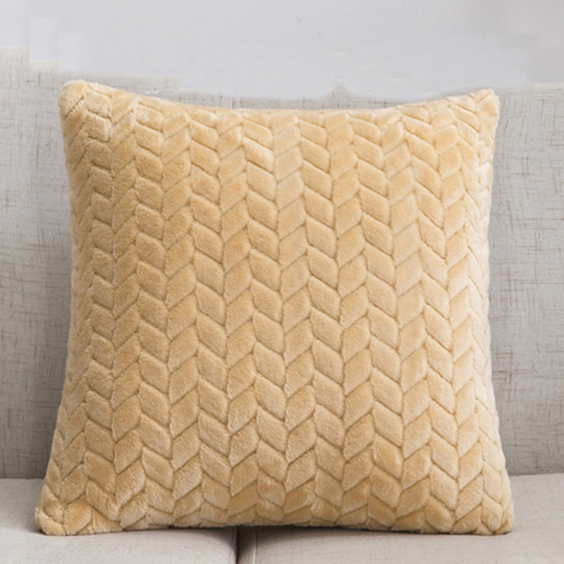 Housse de coussin en flanelle torsadée Nesty - Coussin beige sable posé sur un canapé clair