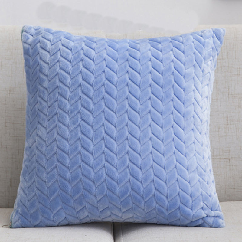 Housse de coussin en flanelle torsadée Nesty - Coussin bleu ciel posé sur un canapé clair