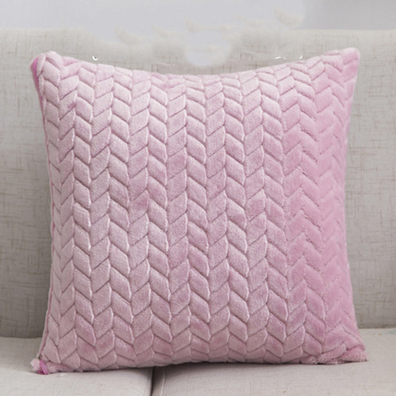 Housse de coussin en flanelle torsadée Nesty - Coussin rose poudré posé sur un canapé clair