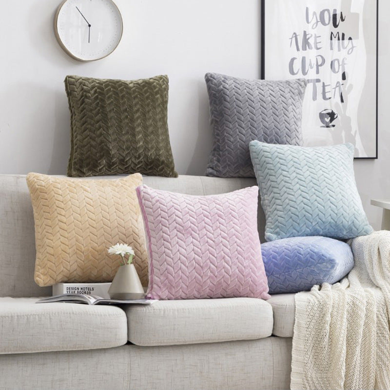 Housse de coussin en flanelle torsadée Nesty - Cinq coloris réunis sur un canapé blanc : kaki, gris, bleu ciel, beige et rose