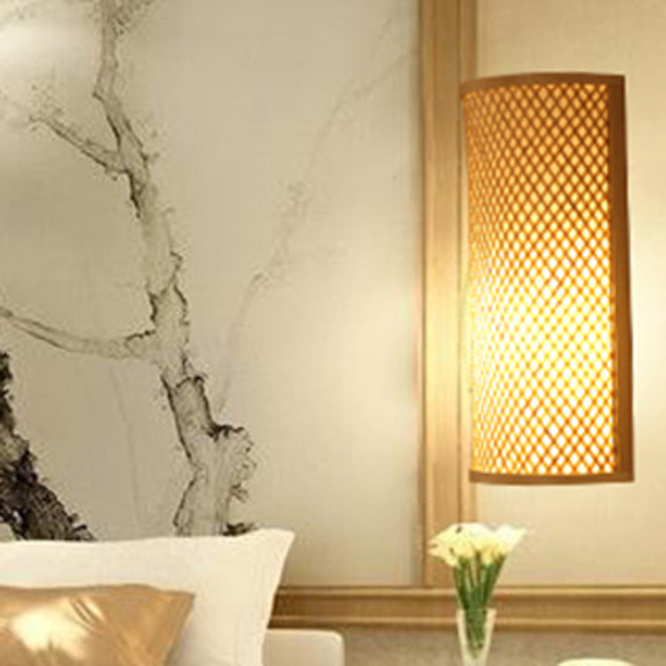 Applique murale en bambou et bois Nesty - Installée sur un mur en marbre, ambiance chaleureuse
