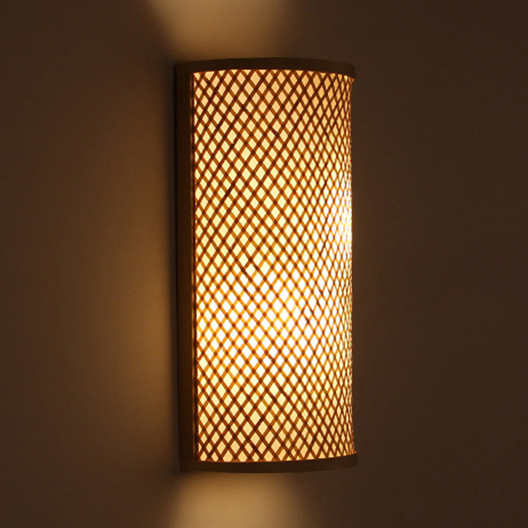 Applique murale en bambou et bois Nesty - Allumée, motif tressé diffusant une lumière chaude