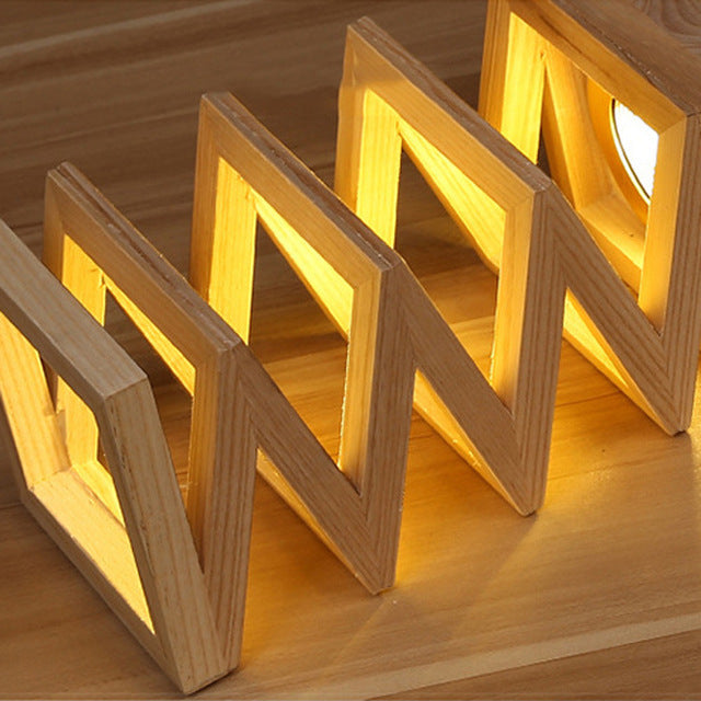 Lampe à poser créative en bois massif Nesty - Gros plan sur les lattes en zigzag allumées