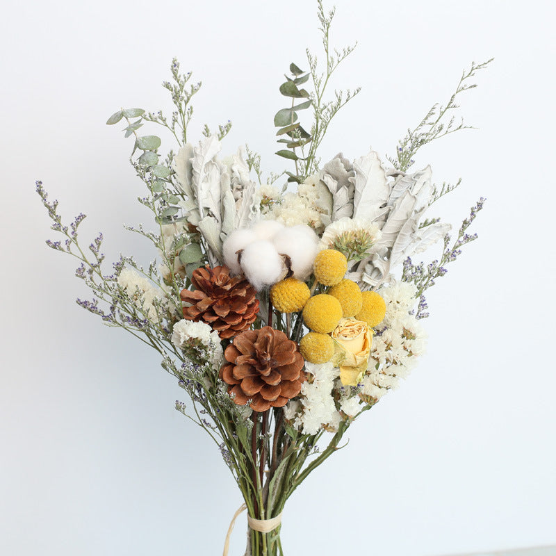 Bouquet de fleurs séchées Nesty - Coton, pommes de pin et craspédia jaunes sur fond clair