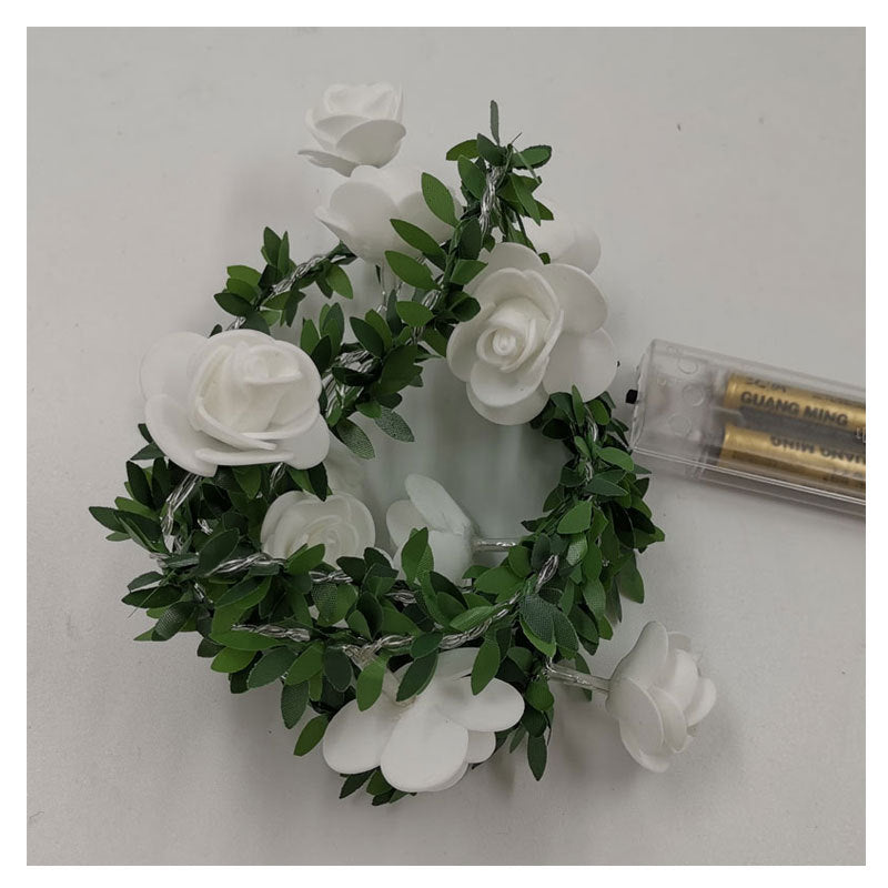 Guirlande lumineuse LED roses et lierre Nesty - Guirlande enroulée éteinte avec son boîtier à piles, sur fond blanc