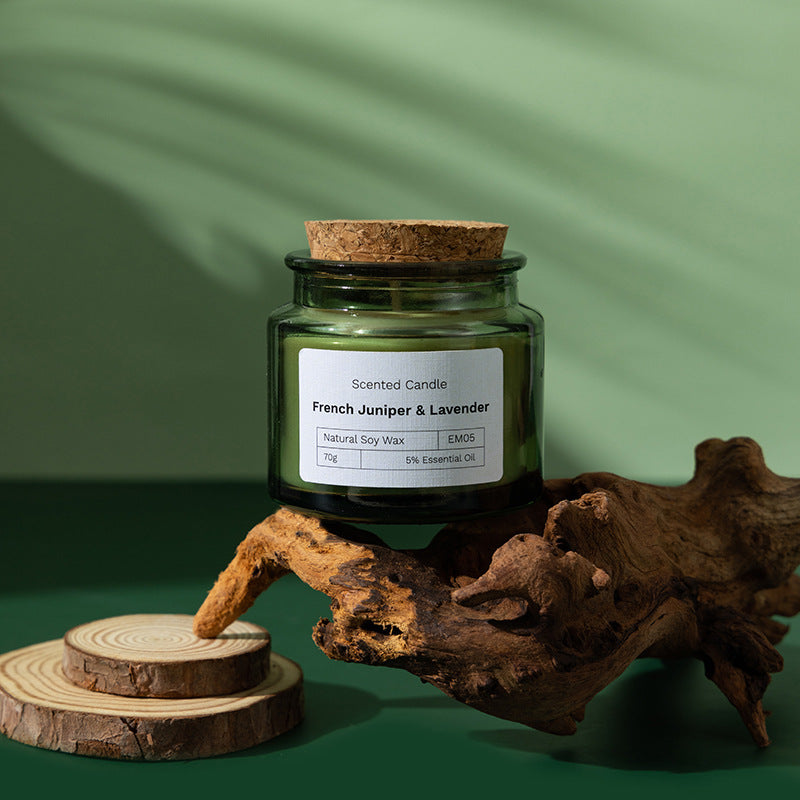 Bougie parfumée en cire de soja Nesty - Parfum French Juniper & Lavender, posée sur bois flotté