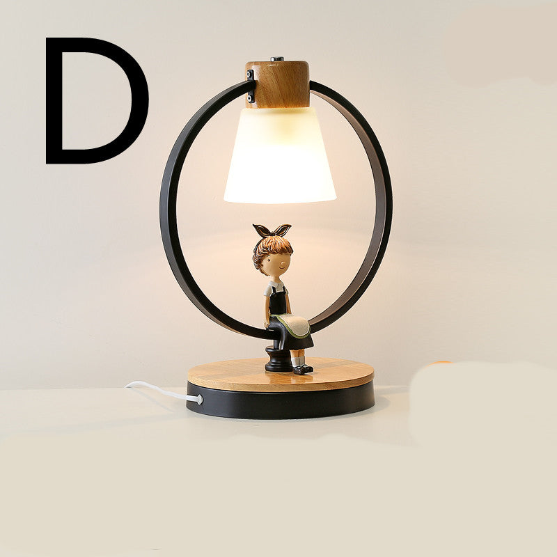 Lampe de chevet en bois massif Nesty - Modèle D, figurine fillette assise dans un anneau noir
