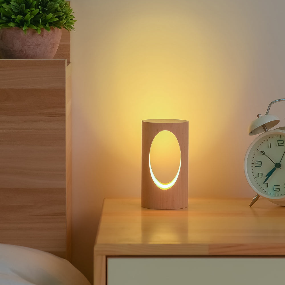 Lampe de lecture LED en bois massif Nesty - Vue rapprochée sur une table de chevet en bois