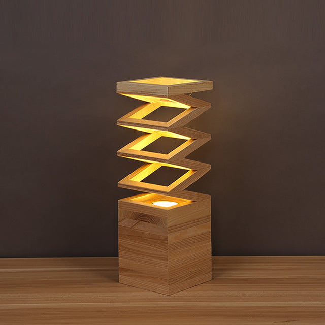 Lampe à poser créative en bois massif Nesty - Modèle à losanges empilés, fond sombre