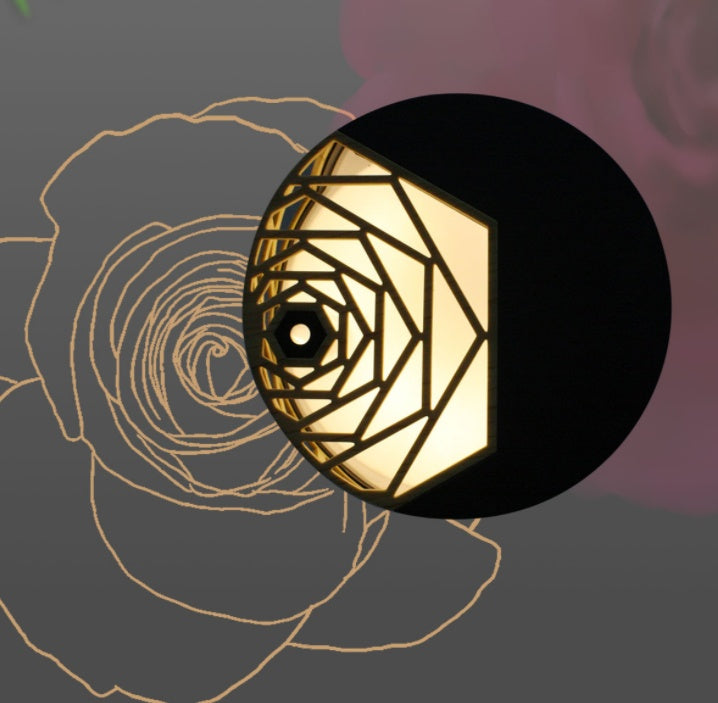 Diffuseur d'huiles essentielles Nesty - Gros plan du capot ajouré rétroéclairé en lumière chaude sur fond gris