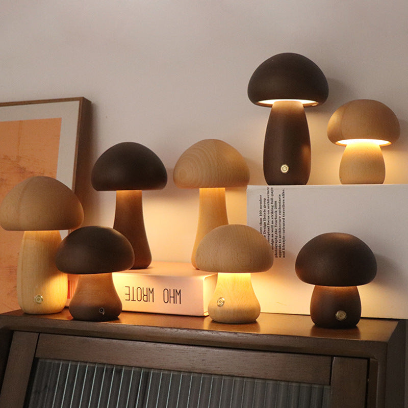 Lampe champignon LED en bois Nesty - Collection de lampes en bois clair et foncé, plusieurs tailles allumées