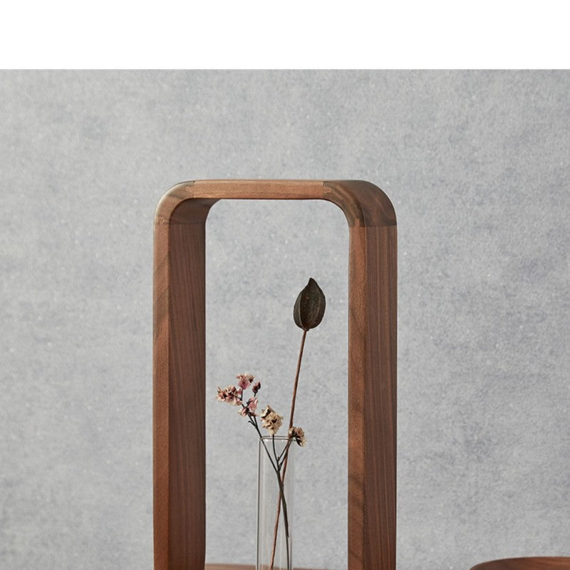 Vase soliflore en bois et verre Nesty - Cadre en bois foncé et fleurs séchées devant un mur béton