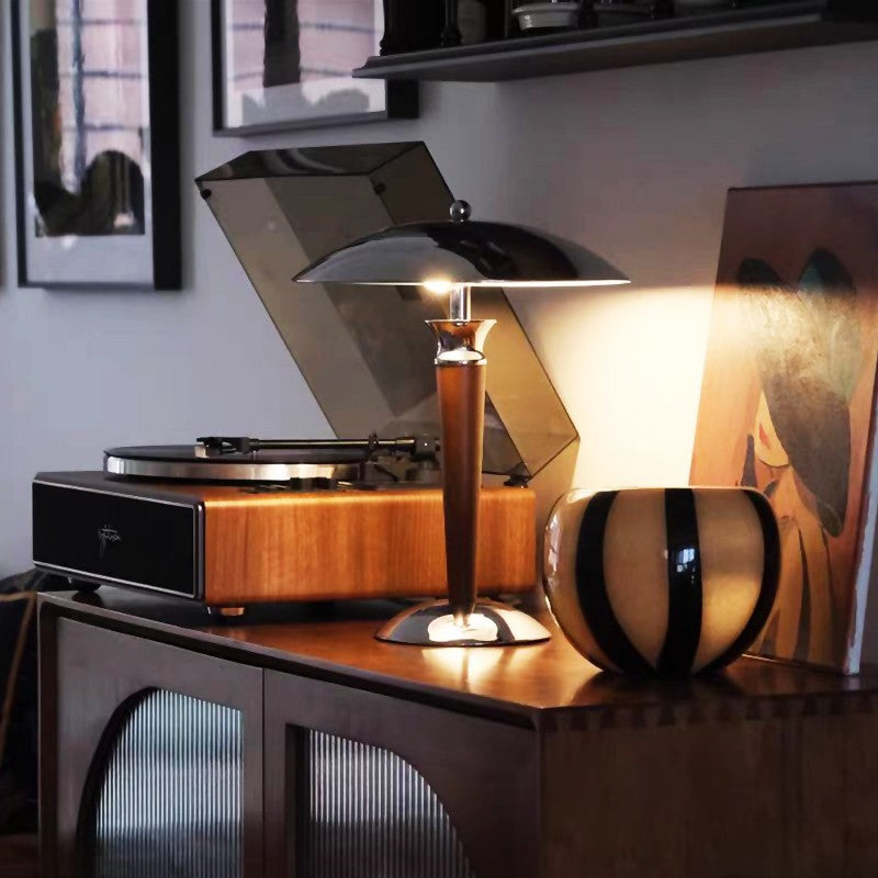 Lampe à poser ancienne en bois Nesty - Allumée à côté d'une platine vinyle, ambiance rétro