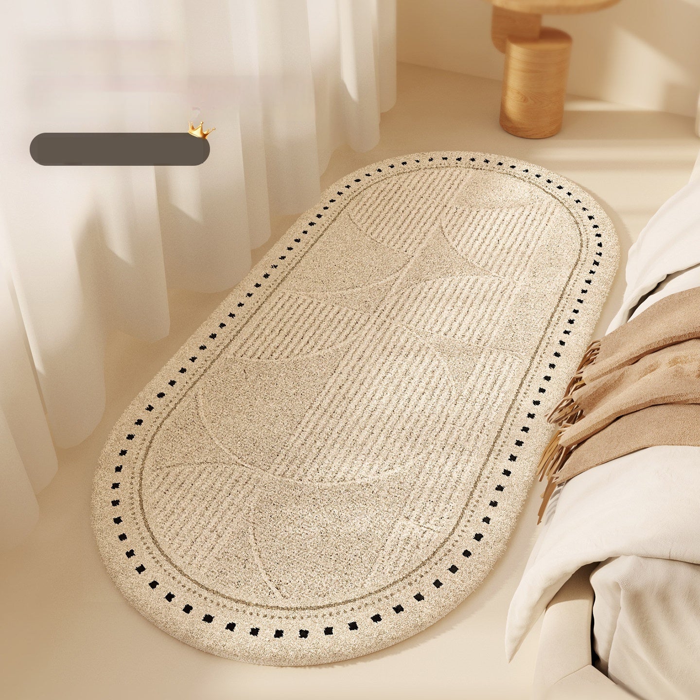 Descente de lit ovale crème Nesty - Vue en hauteur du motif éventail, plaid beige posé à côté