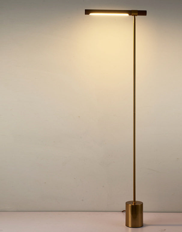 Lampe à poser en bois Nesty - Modèle laiton et bois, allumée sur fond beige